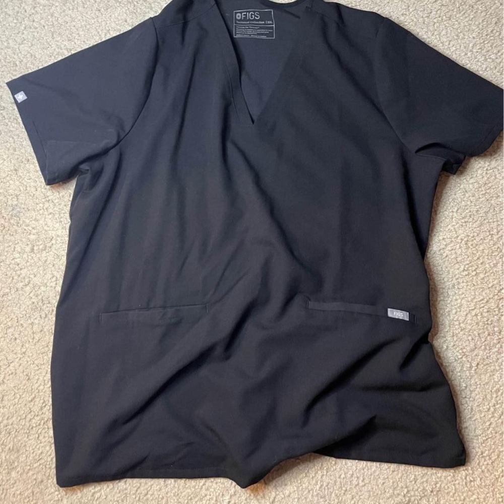 XXL Figs Casma scrub top.